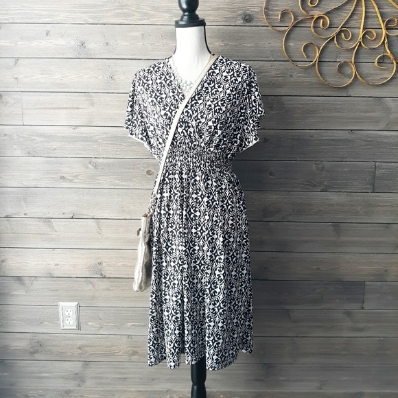 Jon & Anna Dresses & Skirts - JON & ANNA GEOMETRIC SWING DRESS